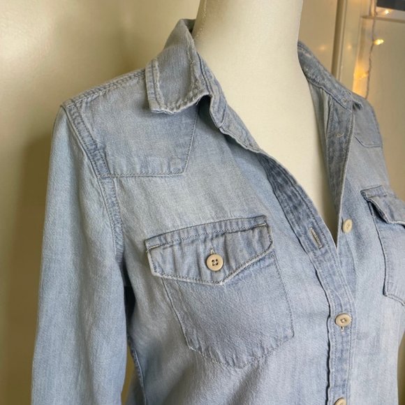 Gap 1969 jean shirt size XS. 100% cotton button down with front pockets - Picture 4 of 5